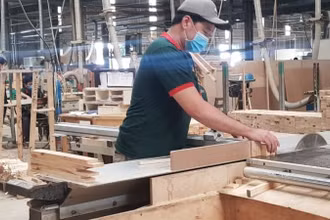 Doanh nghiệp xuất khẩu gỗ gặp khó khăn.