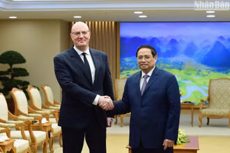 Thủ tướng Phạm Minh Chính tiếp Phó Thủ tướng Nga Dmitry Chernyshenko. (Ảnh: TRẦN HẢI) 