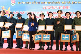 Bí thư Thành đoàn Chu Hồng Minh (thứ 5 từ trái sang) trao giấy chứng nhận, quà tặng các thanh niên tình nguyện nhập ngũ của Thủ đô năm nay.