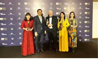 Ông Graham Cooke cùng Tổng cục trưởng Tổng cục Du lịch, các giám đốc sở du lịch các địa phương tại Lễ trao giải thưởng World Travel Awards 2022 (Ảnh: Tổng cục Du lịch) 