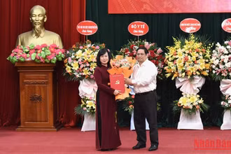 Thủ tướng Phạm Minh Chính trao quyết định Quyền Bộ trưởng Y tế cho đồng chí Đào Hồng Lan. (Ảnh: TRẦN HẢI)