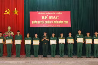 Đồng chí Đại tá Nguyễn Văn Hưng, Phó Chỉ huy trưởng, Tham mưu trưởng trao giấy khen cho các tân binh đã hoàn thành xuất sắc khóa huấn luyện năm 2022.