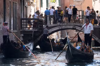 Từ mùa xuân năm sau, Venice sẽ thu phí tham quan với du khách đi trong ngày để giảm tình trạng quá tải du lịch. (Ảnh: REUTERS)