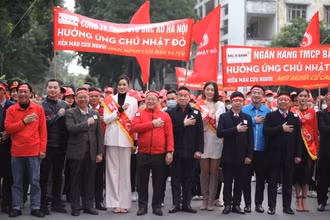 Diễu hành cổ động cho Chủ nhật Đỏ