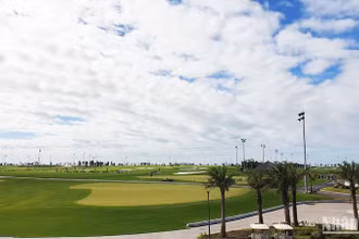 Với vị trí đặc biệt nằm giữa biển, sân golf Đồi Rồng được nhận định góp phần tạo nét hấp dẫn cho du lịch golf Hải Phòng. (Ảnh: T.LINH)
