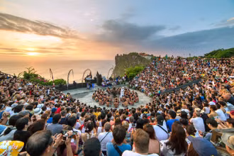 Du khách xem biểu diễn múa truyền thống Kecak tại đền Uluwatu, Bali. (Ảnh: TheJakartaPost)