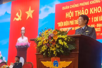 Trung tướng Vũ Văn Kha, Quyền Tư lệnh Quân chủng Phòng không-Không quân phát biểu tại Hội thảo. (Ảnh: SƠN BÁCH)