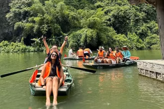 Du khách quốc tế trải nghiệm ở Tràng An, Ninh Bình. (Ảnh: CTV).