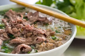 “Một tô phở bò chắc chắn sẽ chữa lành mọi bệnh tật của bạn” (Ảnh: CNN)