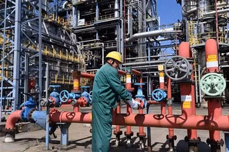 Công nhân điều chỉnh hệ thống nước của cơ sở lọc dầu Duna ở thị trấn Szazhalombatta (Hungary). (Ảnh: AFP/TTXVN) 