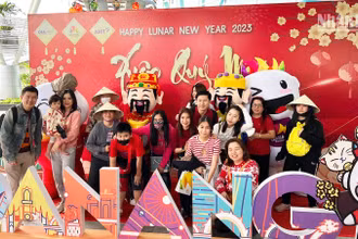 Du khách Thái Lan "xông đất" thành phố Đà Nẵng, Việt Nam dịp Tết Nguyên đán 2023. (Ảnh: Anh Đào)