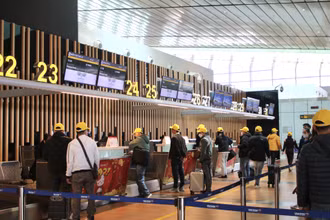 Hành khách làm thủ tục check-in tại Sân bay quốc tế Vân Đồn.