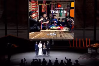Đại diện Làng du lịch sinh thái Thái Hải nhận danh hiệu "Làng du lịch tốt nhất" của UNWTO tại lễ trao giải tối 12/3. (Ảnh: Tổng cục Du lịch)