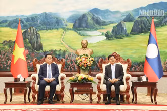 Tổng Bí thư, Chủ tịch nước Lào Thongloun Sisoulith tiếp Đoàn đại biểu Đảng ta do đồng chí Nguyễn Trọng Nghĩa dẫn đầu. (Ảnh: TRỊNH DŨNG)