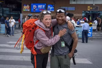 Cô Kristin Harila, người Nauy, và hướng dẫn viên Tenjen Sherpa tại Kathmandu, Nepal hôm 6/6/2023. (Ảnh: AP)