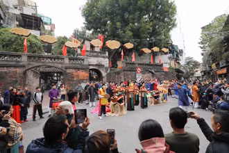 Đoàn rước lễ qua Ô Quan Chưởng. 