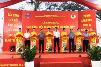 Các đại biểu cắt băng khai mạc Tuần hàng Việt thành phố Hà Nội năm 2022.