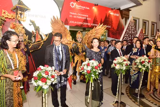 Thứ trưởng Văn hóa, Thể thao và Du lịch Việt Nam Đoàn Văn Việt (thứ nhất từ phải sang), Bộ trưởng Du lịch và Kinh tế sáng tạo Indonesia, Bộ trưởng Du lịch Philippines cắt băng khai mạc Hội chợ Du lịch quốc tế 2023. (Ảnh: Tổng cục Du lịch) 