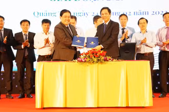 Lãnh đạo Ủy ban nhân dân tỉnh Quảng Trị và lãnh đạo Saigontourist Group ký kết bản thỏa thuận hợp tác phát triển du lịch giai đoạn 2023-2025. 