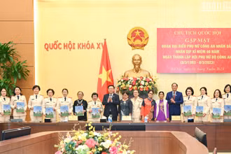 Chủ tịch Quốc hội Vương Đình Huệ trao quà lưu niệm cho các đại biểu tại buổi gặp mặt. (Ảnh: DUY LINH)