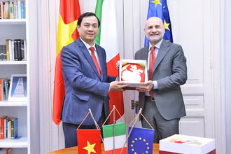 Tổng cục trưởng Nguyễn Trùng Khánh tặng quà lưu niệm Đại sứ Italia Antonio Alessandro (Ảnh: Tổng cục Du lịch) 