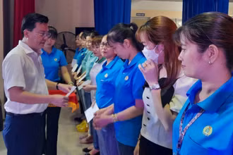 Trưởng Đoàn Đại biểu Quốc hội tỉnh Long An Nguyễn Thanh Hải trao quà cho công nhân. 