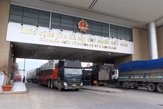 Hoạt động xuất nhập khẩu tại cửa khẩu đường bộ số 2 Kim Thành, Lào Cai. (Ảnh: Quốc Khánh/TTXVN) 