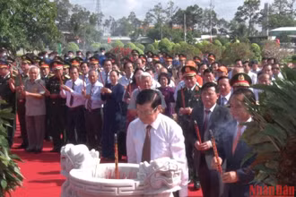 Các đại biểu dâng hương tại Công viên Tượng đài Long An “Trung dũng kiên cường, toàn dân đánh giặc”.