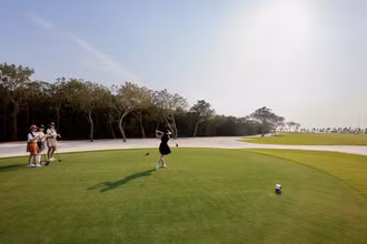 Khán giả được theo dõi những cú đánh bóng điệu nghệ tại hai sân golf đẳng cấp hàng đầu.