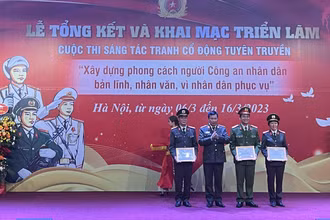 Ban Tổ chức trao giải A tặng các tác giả có tác phẩm xuất sắc.