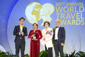 Đại diện Sun Group nhận giải thưởng tại Lễ trao giải WTA khu vực châu Á - Thái Bình Dương. (Ảnh: WTA)