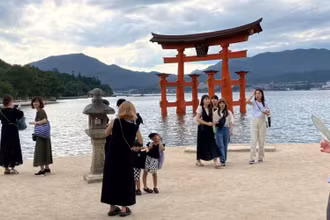 Nhiều khách du lịch nước ngoài đến thăm đền Itsukushima trên đảo Miyajima, thành phố Hatsukaichi, tỉnh Hiroshima. (Ảnh: Nikei Asia)