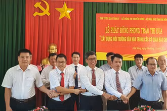 Các cơ quan, đơn vị báo chí Trung ương và địa phương tại Đắk Nông ký cam kết thi đua “Xây dựng môi trường văn hóa trong các cơ quan báo chí”.