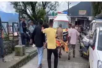 Đưa các nạn nhân trong vụ nổ trạm biến áp đi cấp cứu ở bang Uttarakhand, miền Bắc Ấn Độ. (Nguồn: ANI)