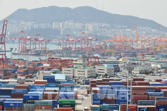 Cảng hàng hóa ở Busan, Hàn Quốc (Ảnh: AFP/TTXVN)