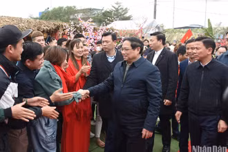 Thủ tướng Phạm Minh Chính với bà con nhân dân tại Khu công nghiệp Hoàng Long, thành phố Thanh Hóa. (Ảnh: TRẦN HẢI)
