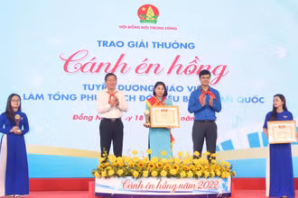 Bí thư thứ nhất Trung ương Đoàn Bùi Quang Huy trao giải Cánh én hồng tại chương trình.