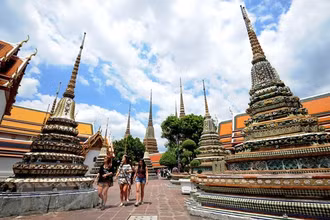 Khách du lịch nước ngoài tham quan Bangkok (Thái Lan) (Ảnh minh họa: AFP/TTXVN)
