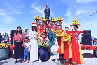 Múa mâm vàng trong Hội trăng rằm Vân Sơn.