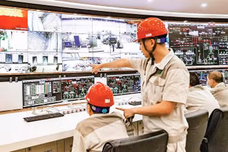 Vận hành Nhà máy điện rác Sóc Sơn. (Ảnh: NGUYỄN KHÁNH)