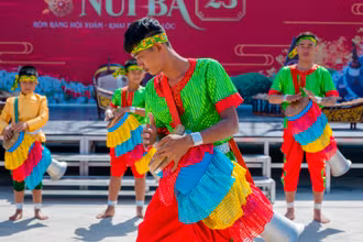 Múa trống Chhay dăm.