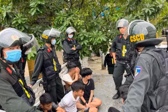 Cảnh sát cơ động bắt giữ các đối tượng đàn em của vợ chồng Tuyền, Hưng. 