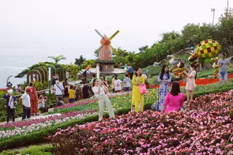 Du khách ở thiên đường hoa núi Bà Đen.