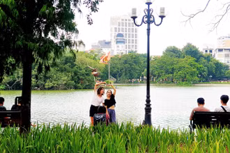 Việt Nam được cộng đồng người nước ngoài đang sinh sống đánh giá là nơi dễ dàng để định cư bởi sự thân thiện, giá cả phải chăng. (Ảnh: T.LINH)