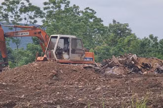 Nhiều tấn chất thải trong quá trình chôn lấp bị phát hiện.