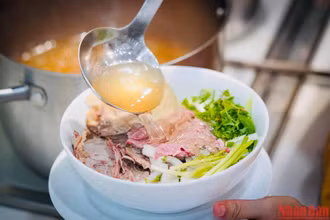 Phở là món ăn "gây nghiện" với khách quốc tế (Ảnh: BND)