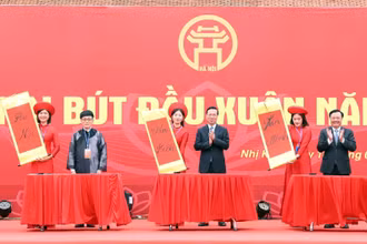 Chủ tịch nước Võ Văn Thưởng và các đại biểu thực hiện nghi lễ khai bút đầu xuân năm 2024 tại Khu lưu niệm Anh hùng dân tộc, Danh nhân văn hóa thế giới Nguyễn Trãi. (Ảnh: TTXVN) 