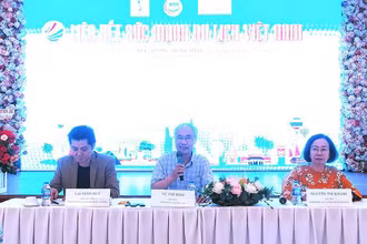 Ban Tổ chức trả lời câu hỏi trong buổi họp báo. 