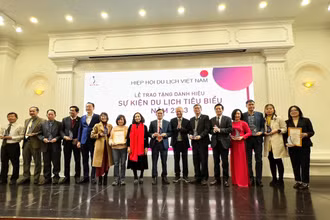 Chủ tịch Hiệp hội Du lịch Việt Nam Vũ Thế Bình trao tặng danh hiệu Sự kiện du lịch tiêu biểu năm 2023 cho các đơn vị. 