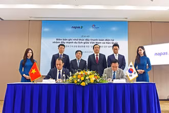Các lãnh đạo chứng kiến lễ ký kết hợp tác giữa Văn phòng đại diện xúc tiến du lịch của Tổng cục Du lịch Việt Nam tại Hàn Quốc và Công ty cổ phần thanh toán quốc gia Việt Nam (Ảnh: Tổng cục Du lịch) 